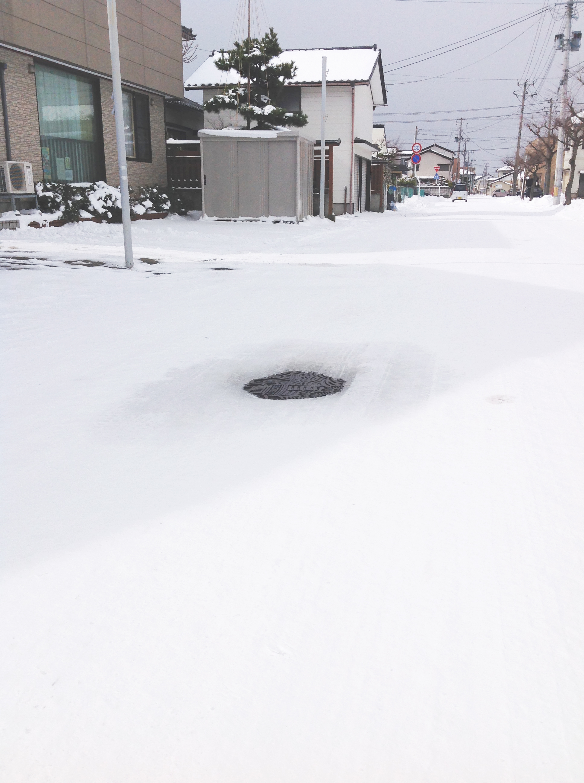 雪とマンホールふたのはなし